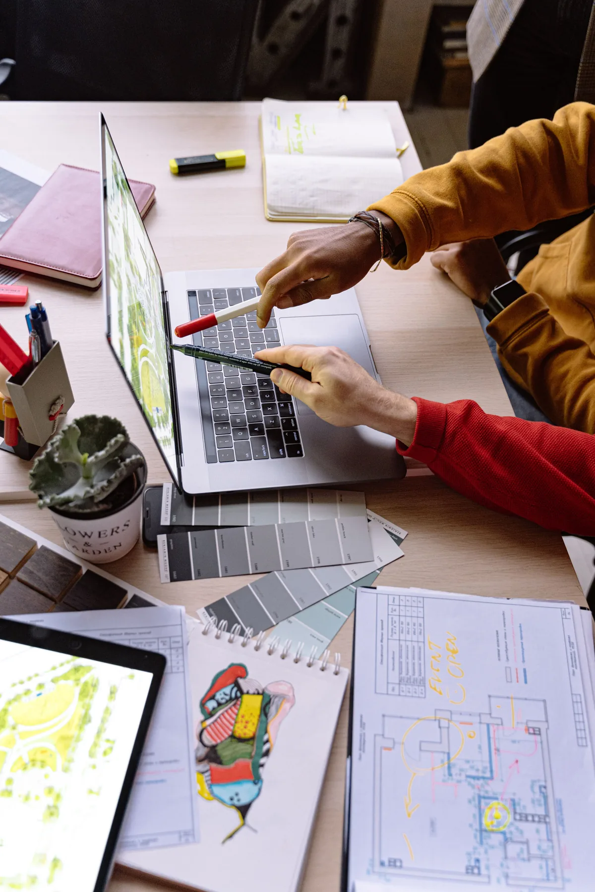 Ontwerpers werken samen aan een digitaal ontwerp